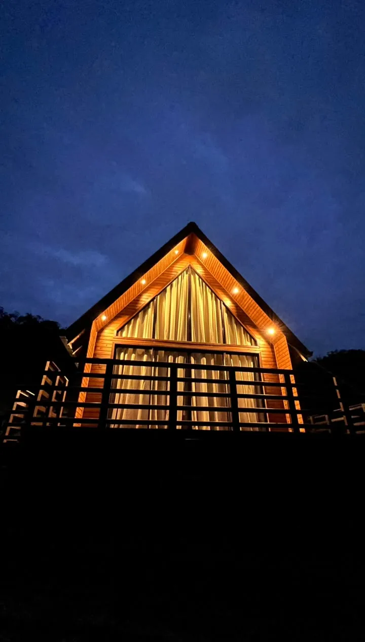 O deck e o frontão iluminados contra o céu azul-escuro