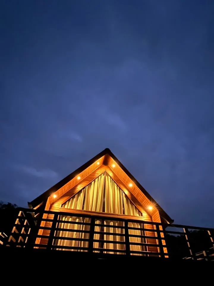 O frontão de vidro aceso visto de frente, à noite